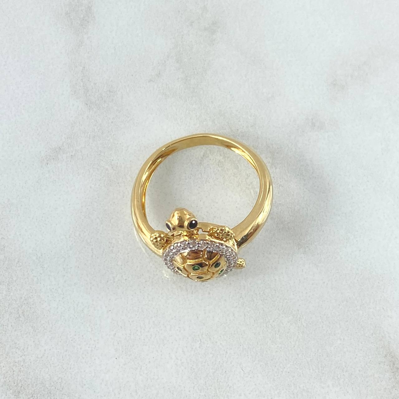 Anillo Tortuga 4.25gr / T7 1/4 / Circones Blancos Verdes Y Negros Oro Amarillo 18K ©