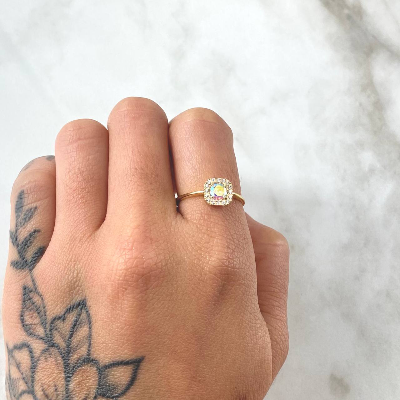 Anillo Solitario Halo Cuadrado 1.65gr / T6 1/4 / Circones Blancos Tornasol Oro Amarillo 18K