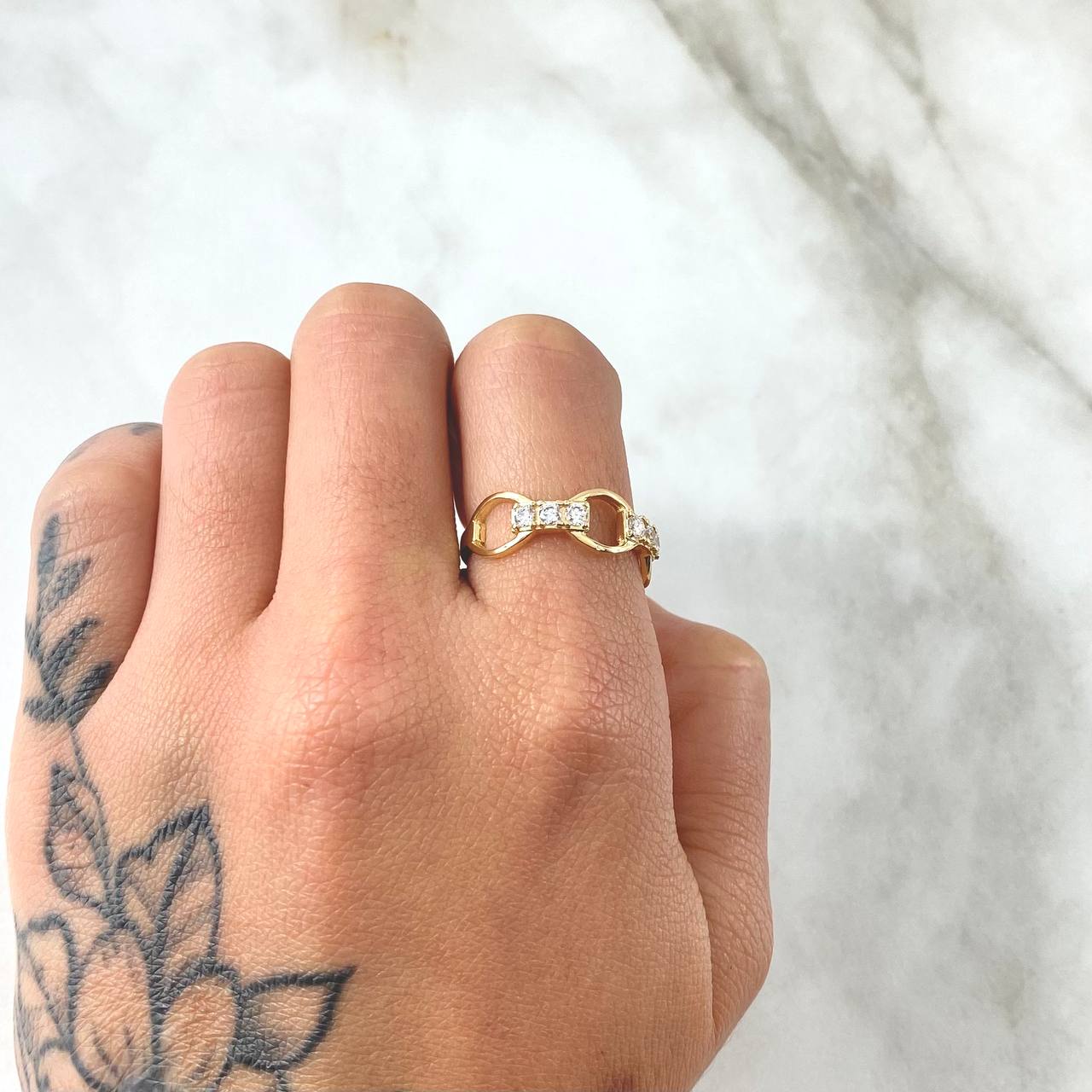 Anillo Triple Eslabon Circulas Hueco 2.35gr / T6 3/4 / Circones Blancos Oro Amarillo 18K