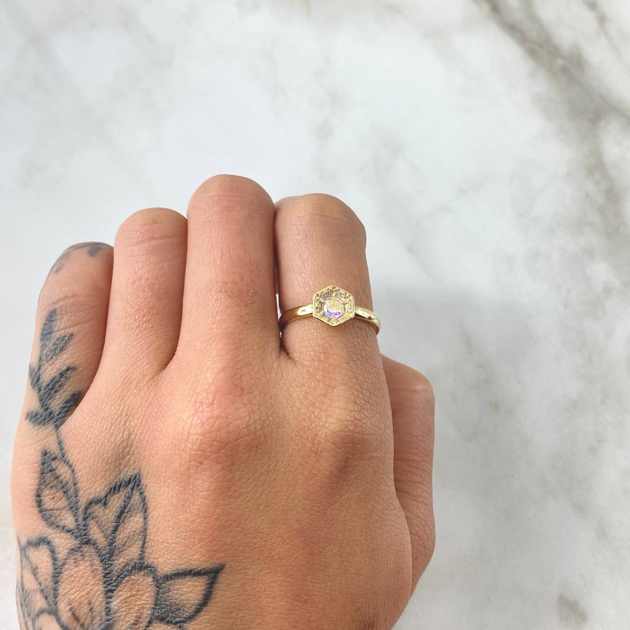 Anillo Halo Hexagonal 1.65gr / T6 / Circones Blancos Tornasol Oro Amarillo 18K *