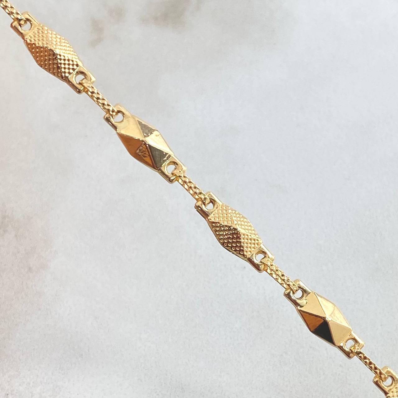 Pulso Rustico Rombos 3.7gr / 18.5cm / Oro 18K ©