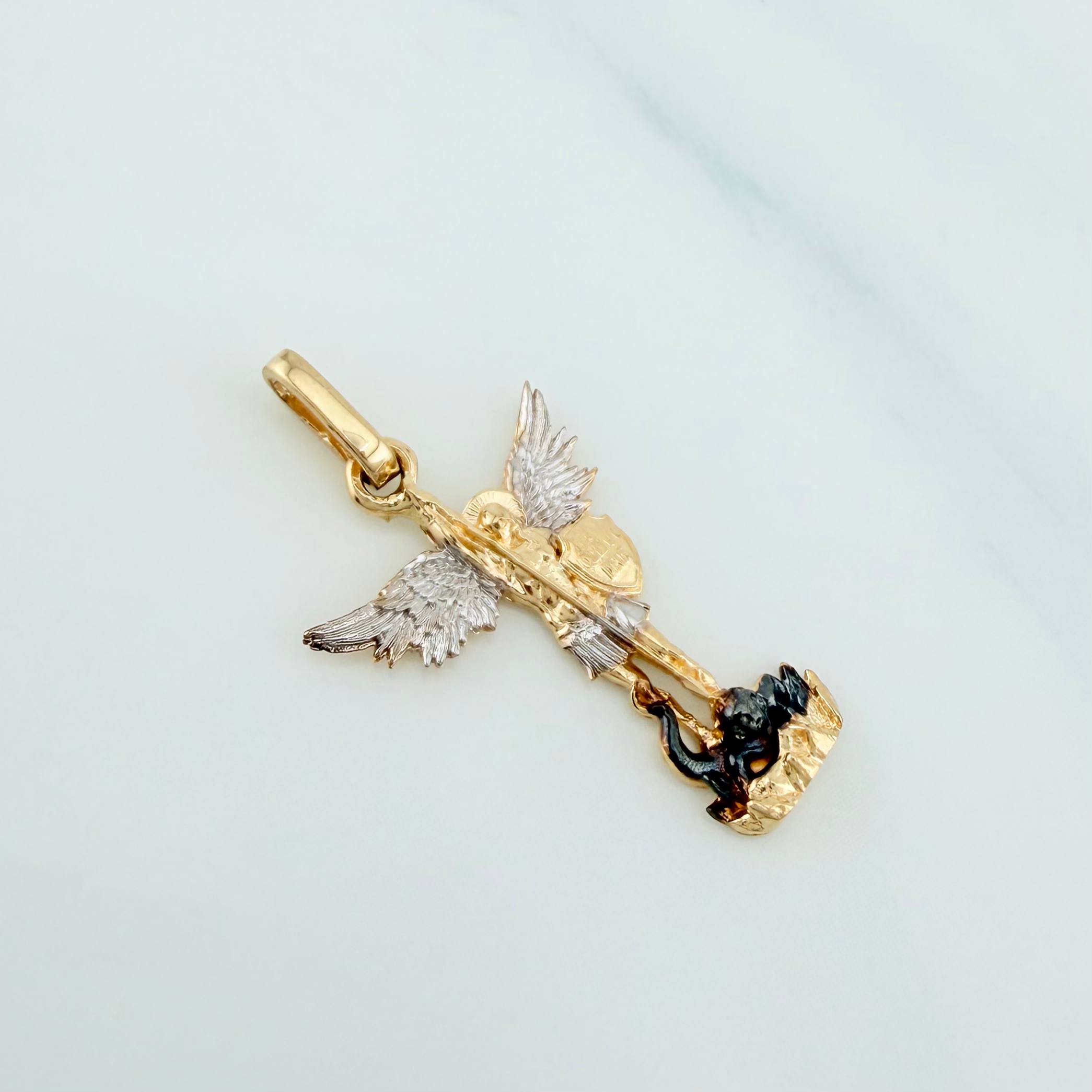 Dije San Miguel Arcangel 1.6 g / 2.8 cm Tres Oros Amarillo Blanco Negro 18K