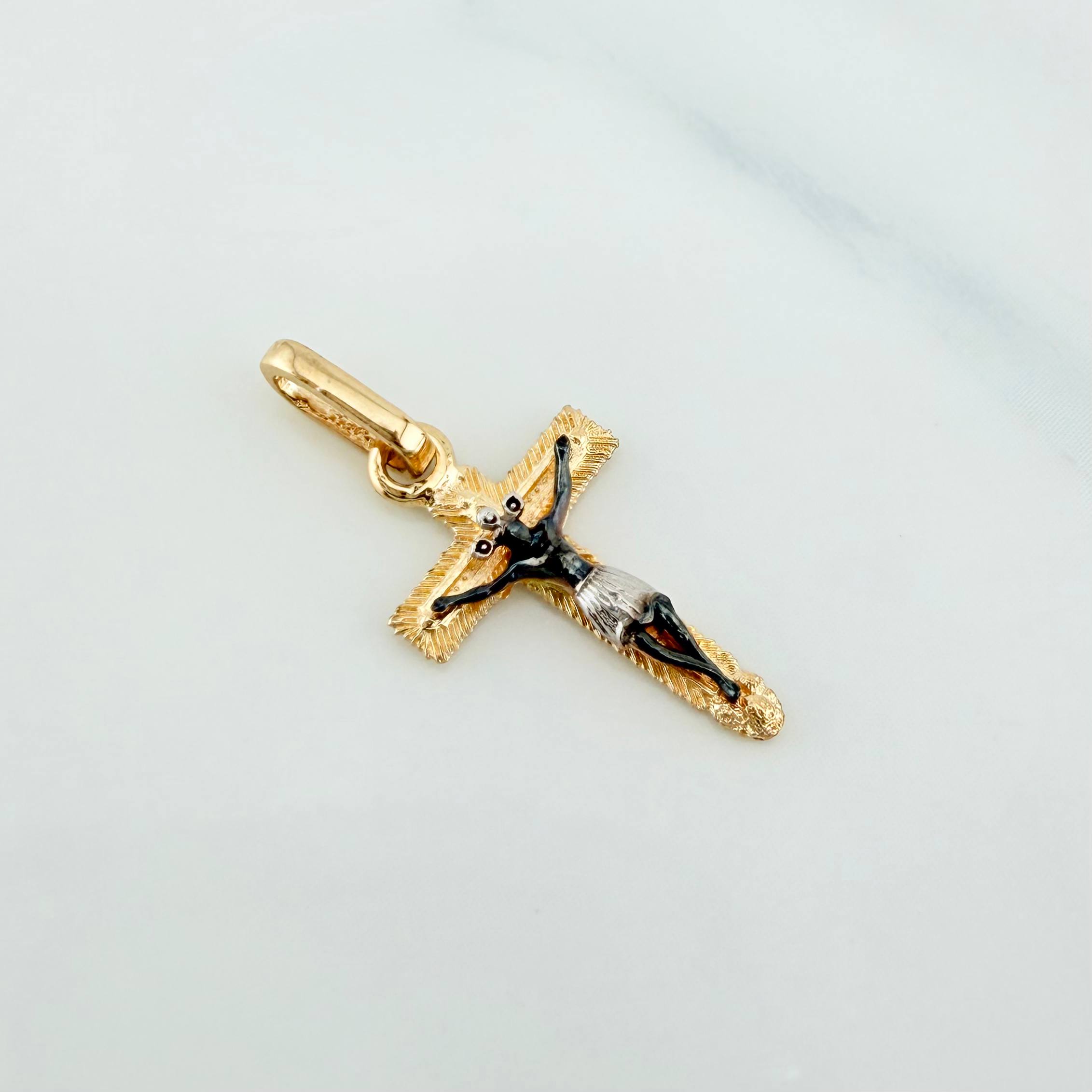 Dije Cruz Cristo Milagroso De Buga 0.9 g / 2.4 cm Tres Oros 18K