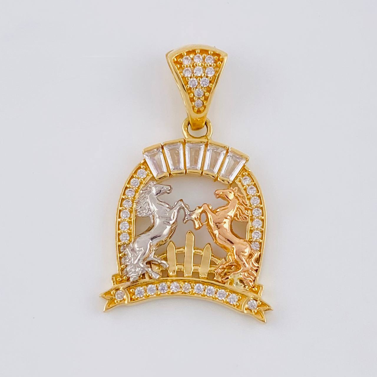 Dije Herradura Caballos 3.25 g / 2.8 cm Tres Oros 18K