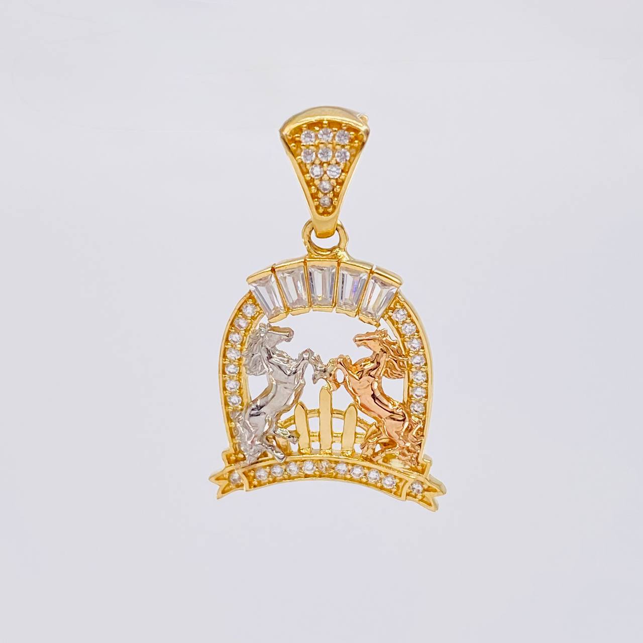 Dije Herradura Caballos 3.25 g / 2.8 cm Tres Oros 18K