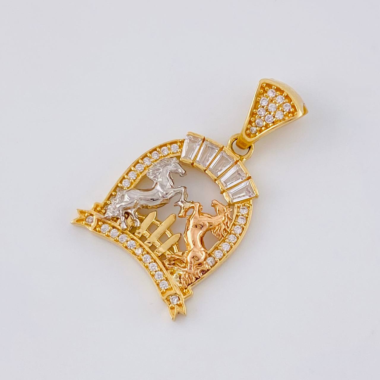 Dije Herradura Caballos 3.25 g / 2.8 cm Tres Oros 18K