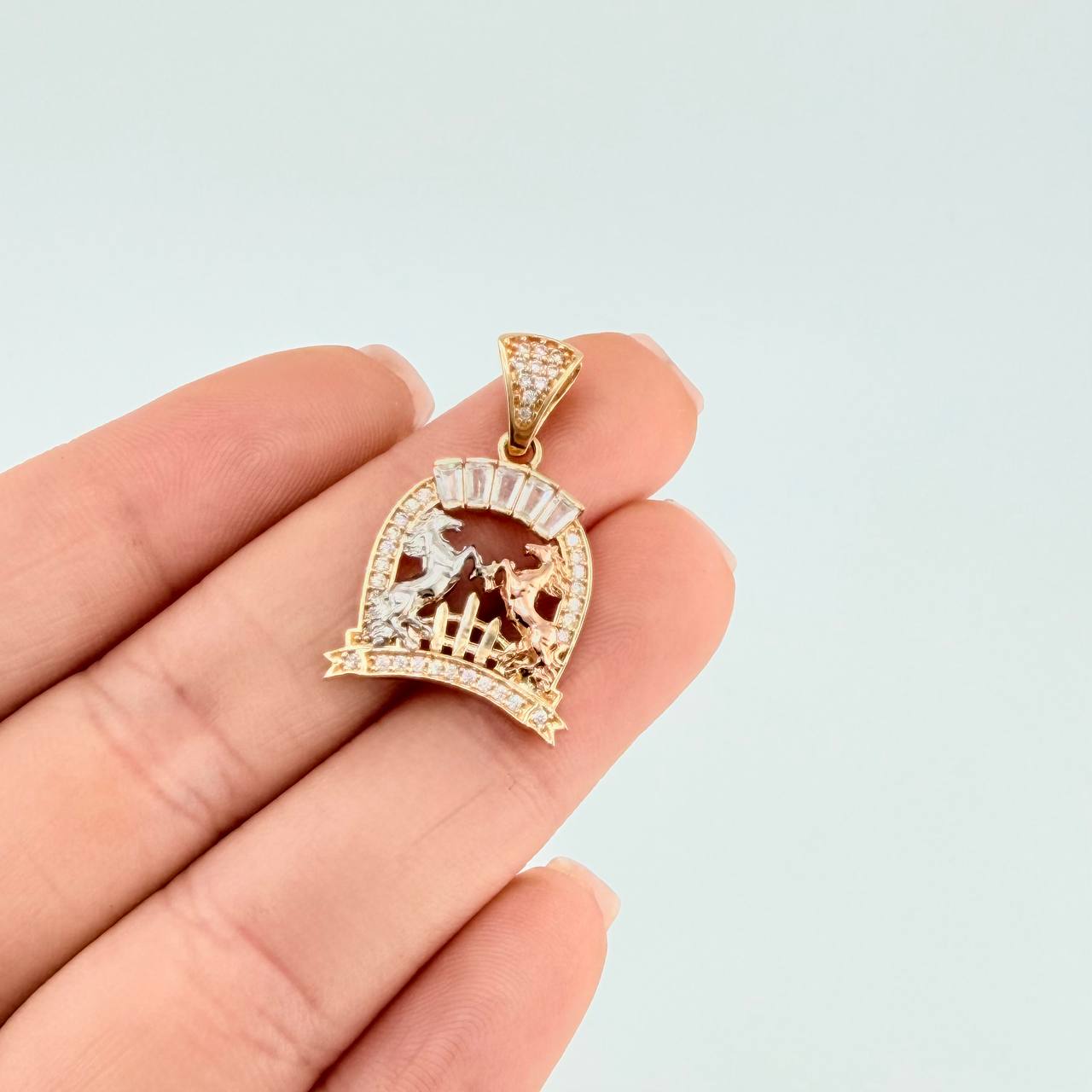 Dije Herradura Caballos 3.25 g / 2.8 cm Tres Oros 18K