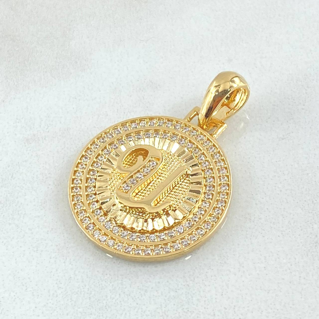 Dije Medalla Letra U 4.55gr / 3cm / Oro Amarillo 18K *