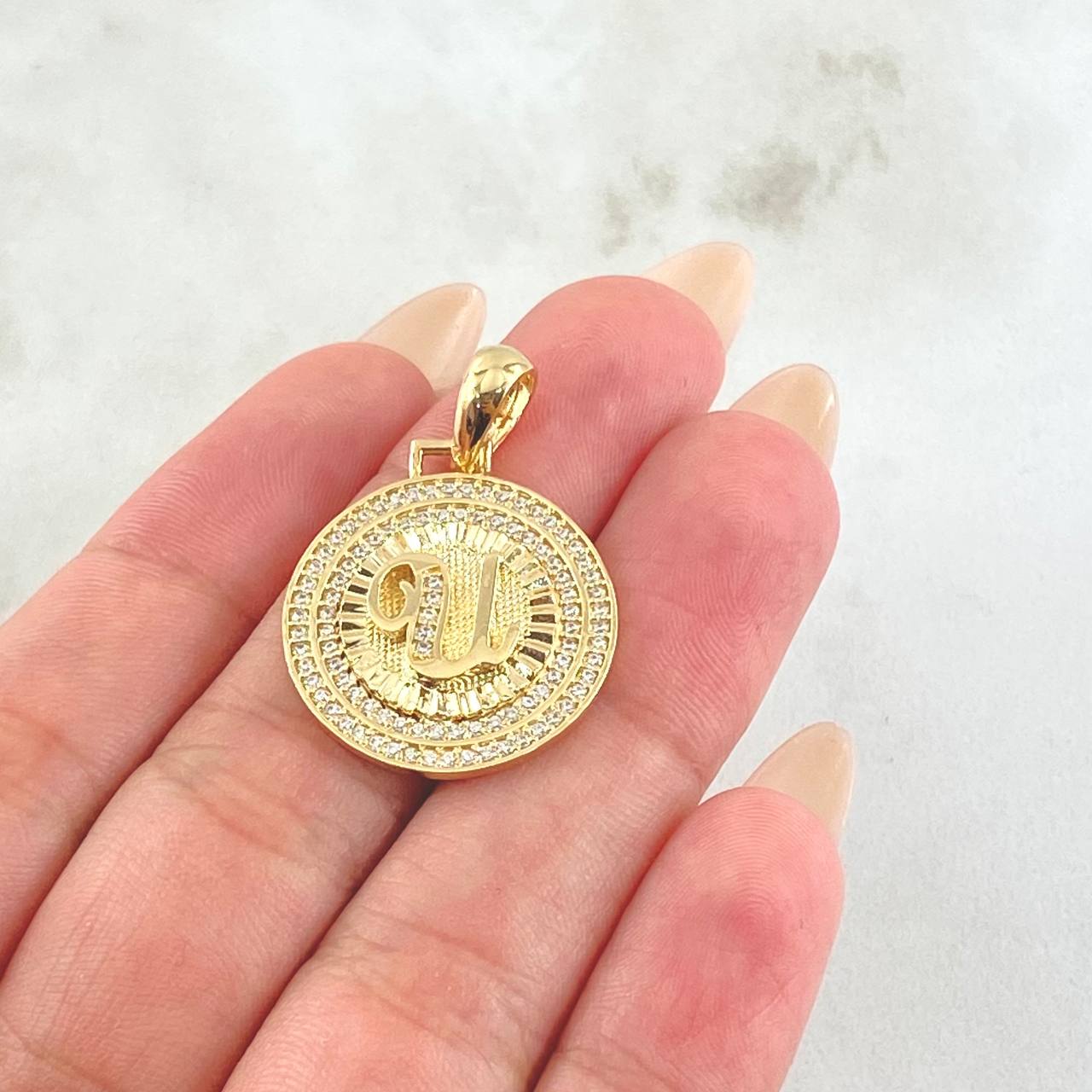Dije Medalla Letra U 4.75gr / 3cm / Oro Amarillo 18K ©
