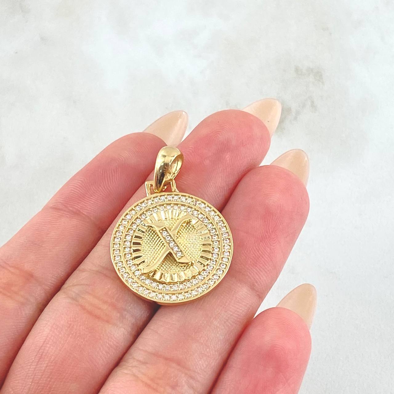 Dije Medalla Letra X 4.4gr / 3cm / Oro Amarillo 18K *