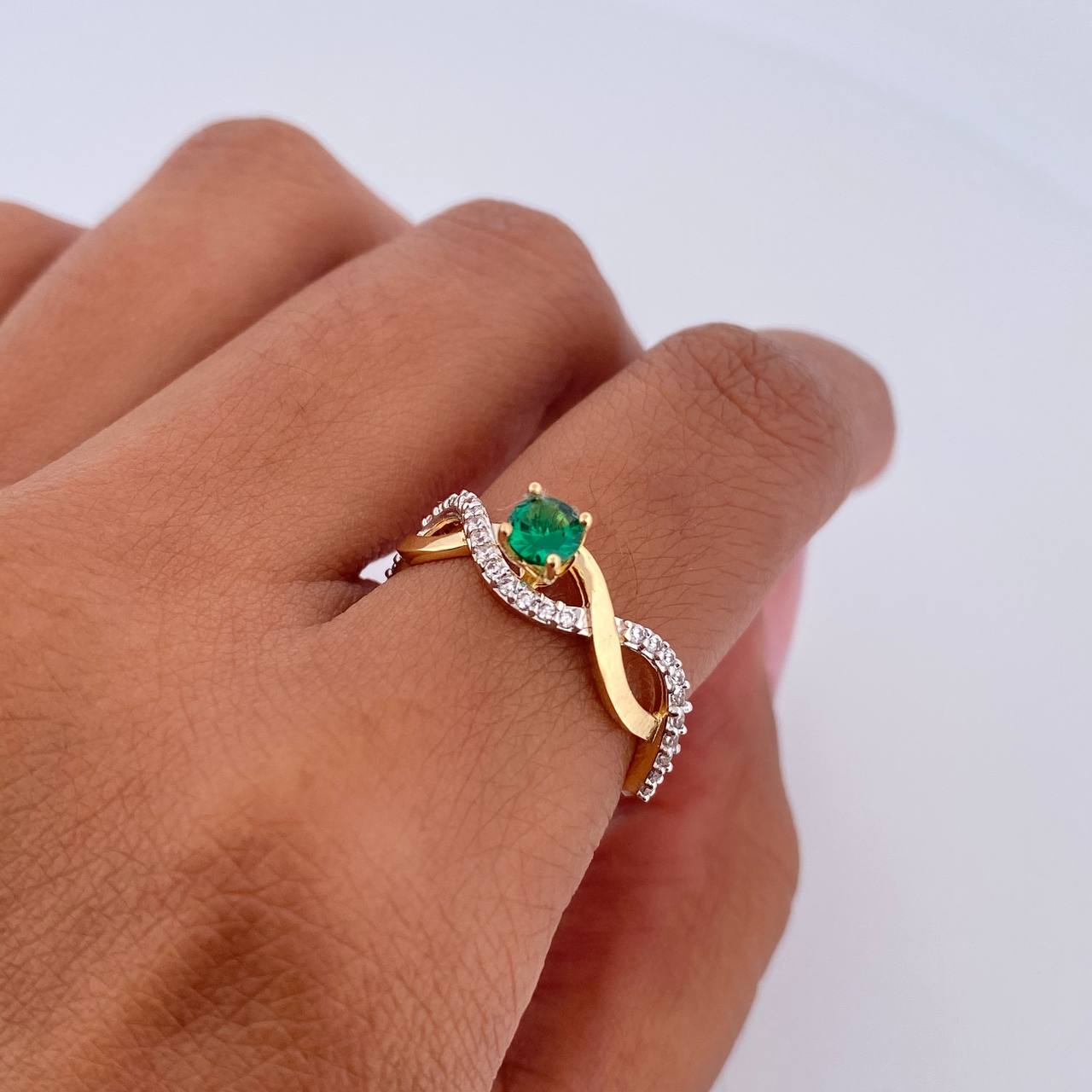 Anillo Solitario Curvas 2.5gr / T6 1/4 / Circones Verde Blancos Dos Oros Amarillo Blanco 18K $
