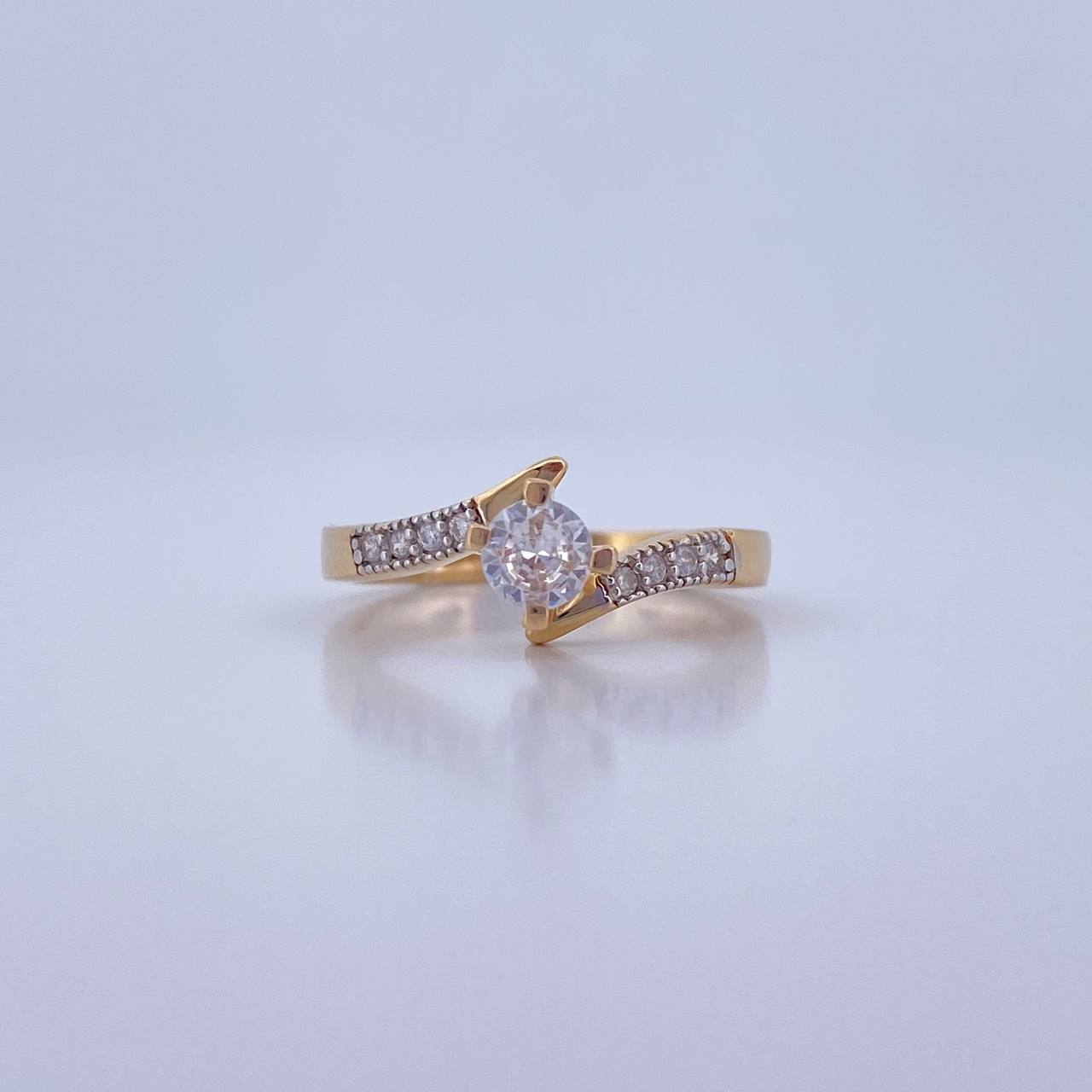 Anillo Lineas Invertidas 2.95gr / T7 1/4 / Circones Blancos Dos Oros Amarillo Blanco 18K $