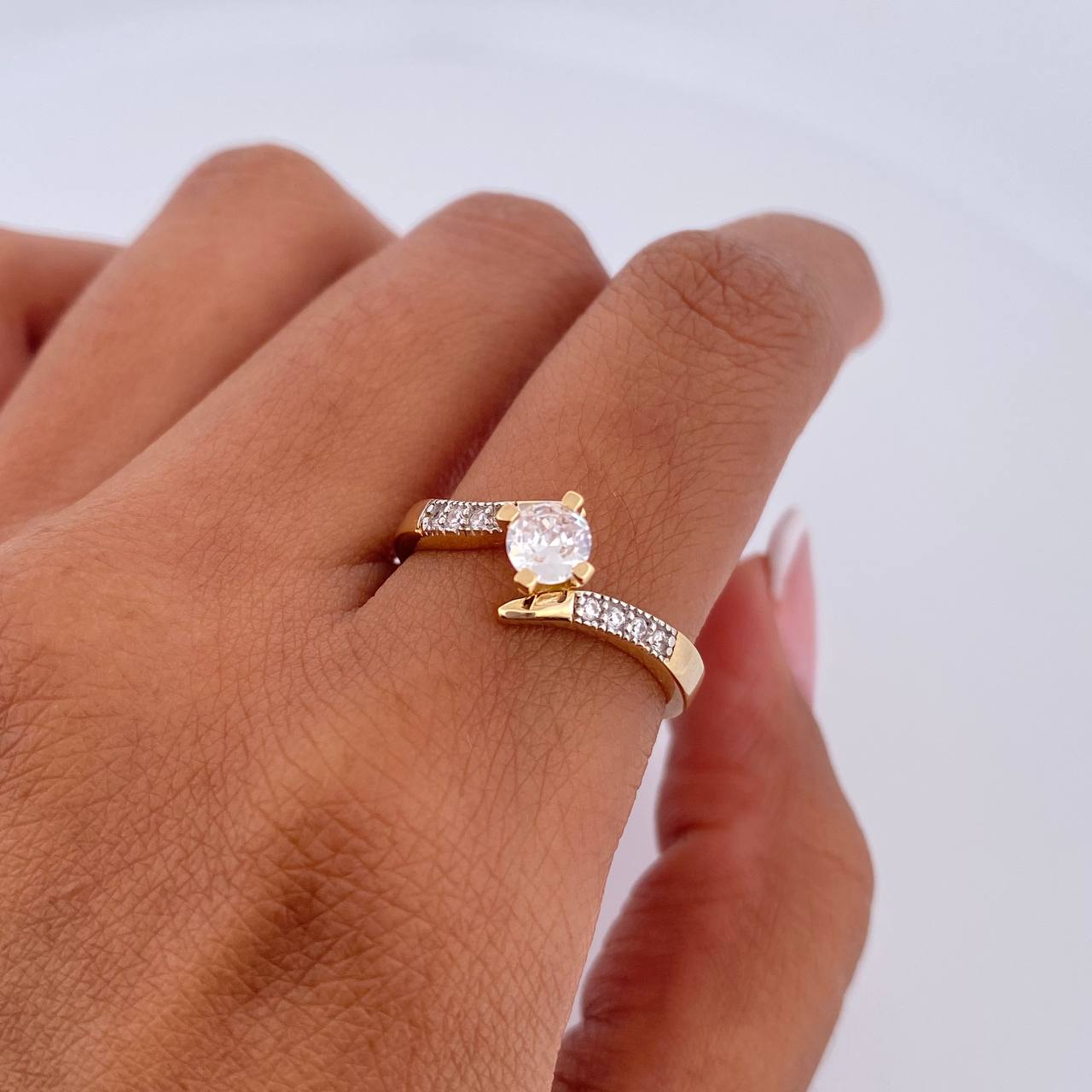 Anillo Lineas Invertidas 2.95gr / T7 1/4 / Circones Blancos Dos Oros Amarillo Blanco 18K $