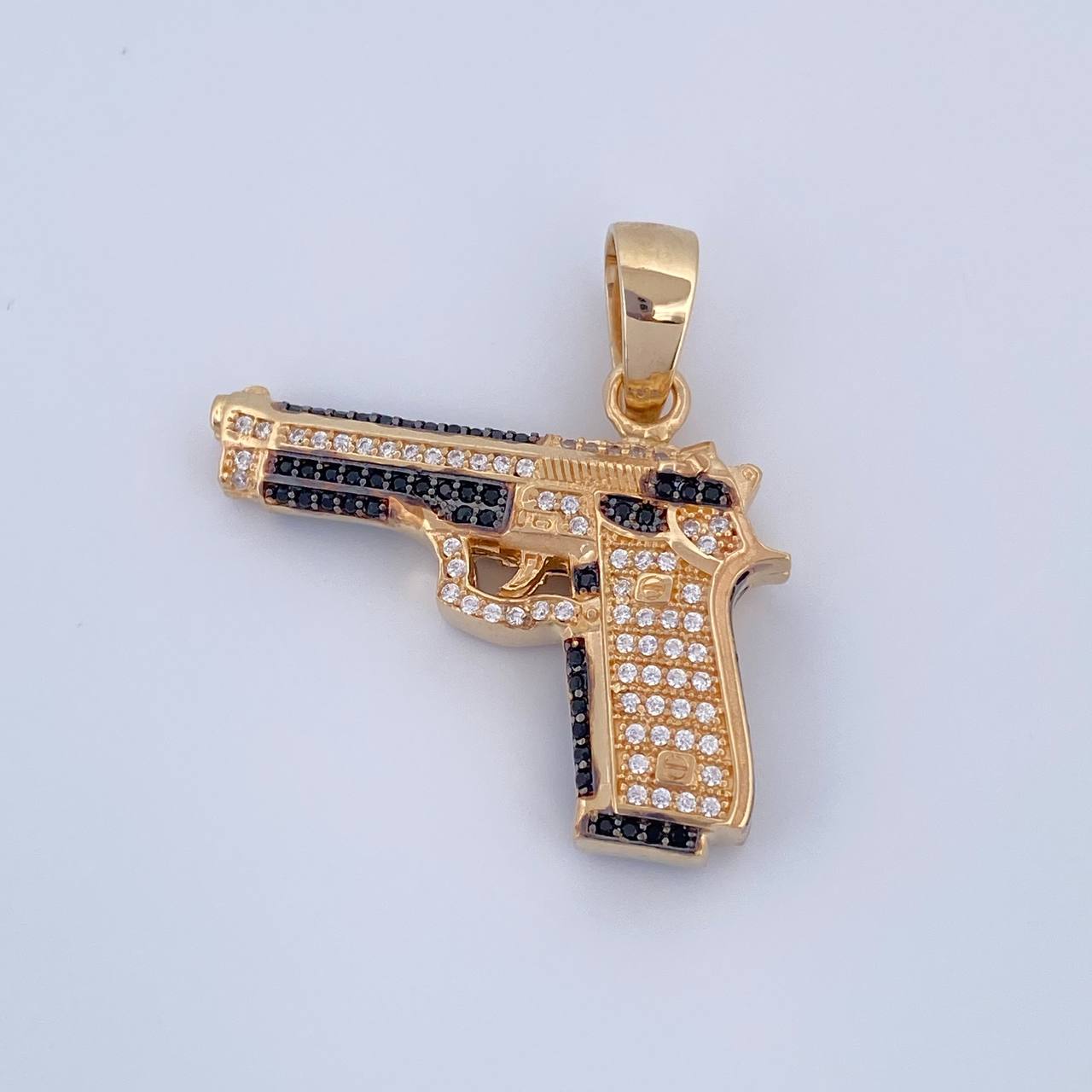 Dije Pistola 11.9gr / 3.5cm / Circones Negros Blancos Dos Oros Negro Amarillo 18K $