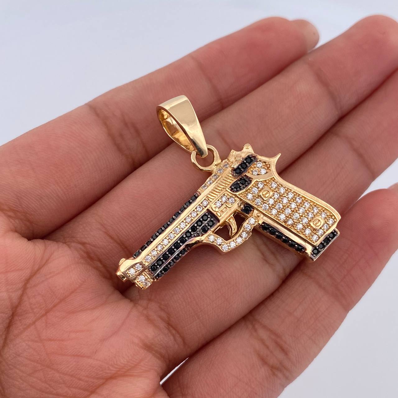 Dije Pistola 11.9gr / 3.5cm / Circones Negros Blancos Dos Oros Negro Amarillo 18K $