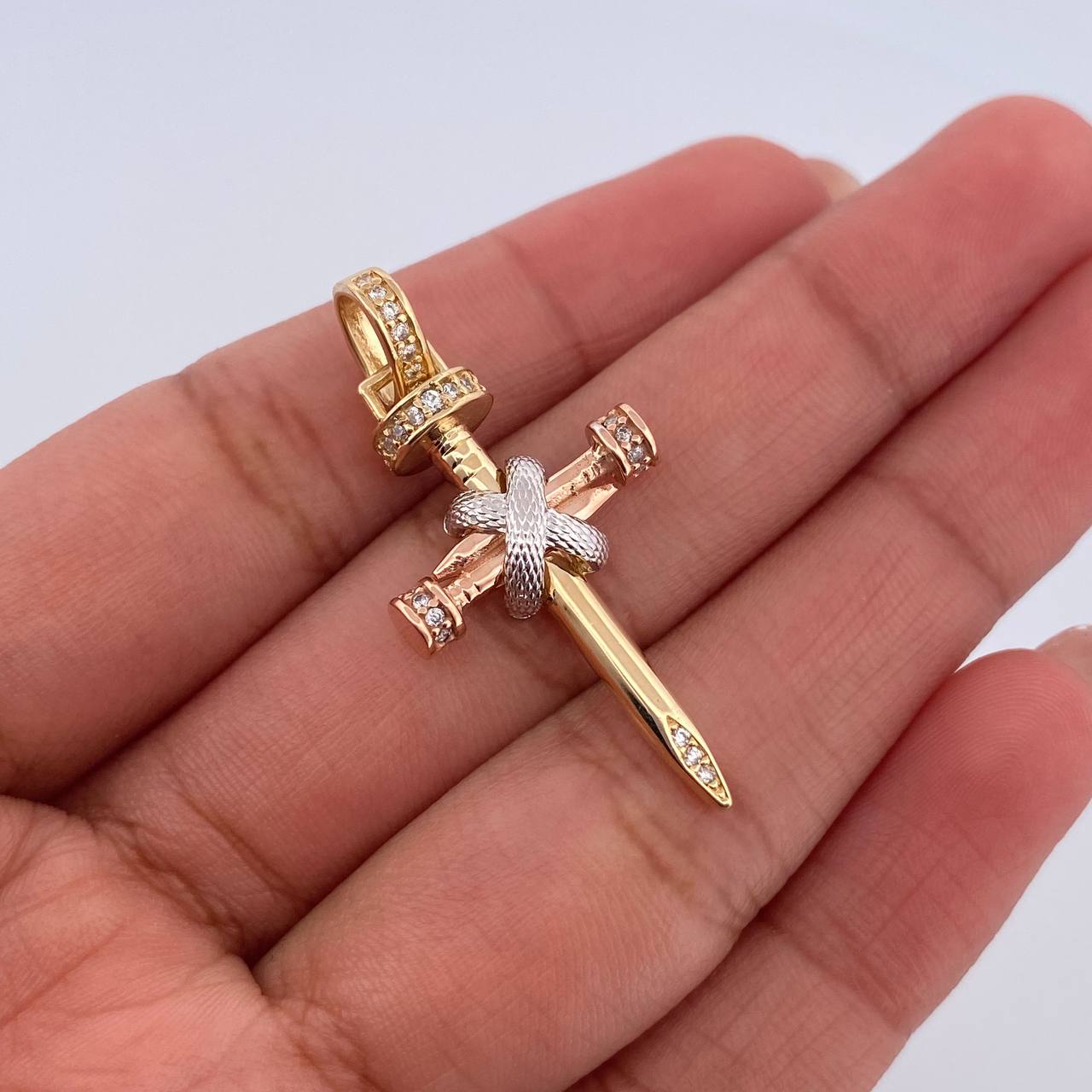 Dije Cruz Clavo Penitencia 3.95gr / 3.5cm / Circones Blancos Tres Oros 18K $