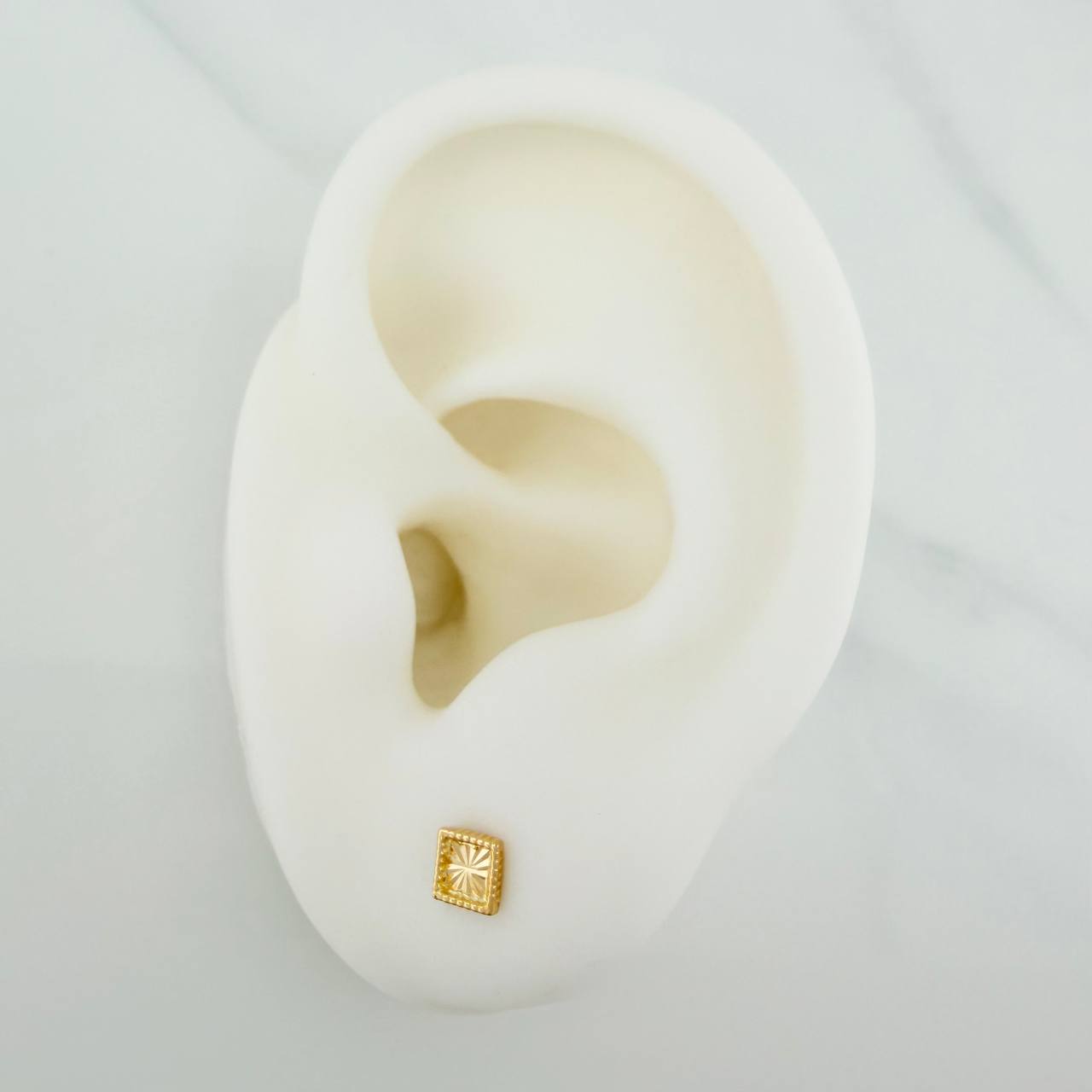 Topos Cuadrado Diamantado 0.65 g / 4.03 mm Oro Amarillo 18K