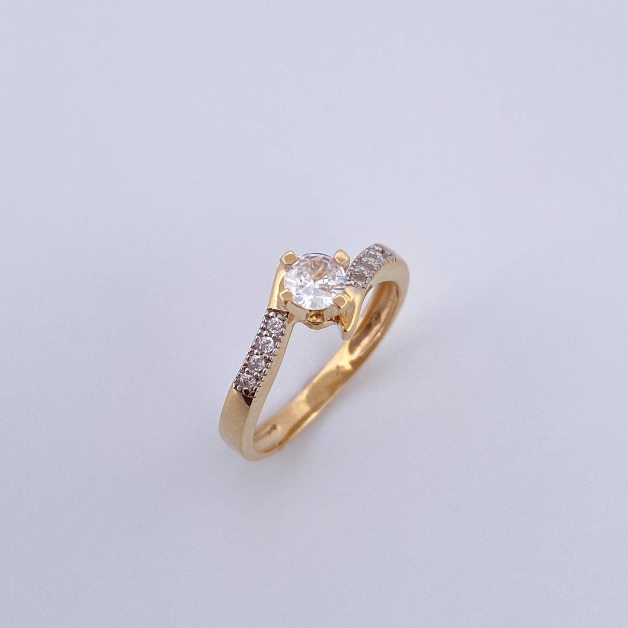 Anillo Lineas Invertidas 2.95gr / T7 1/4 / Circones Blancos Dos Oros Amarillo Blanco 18K $
