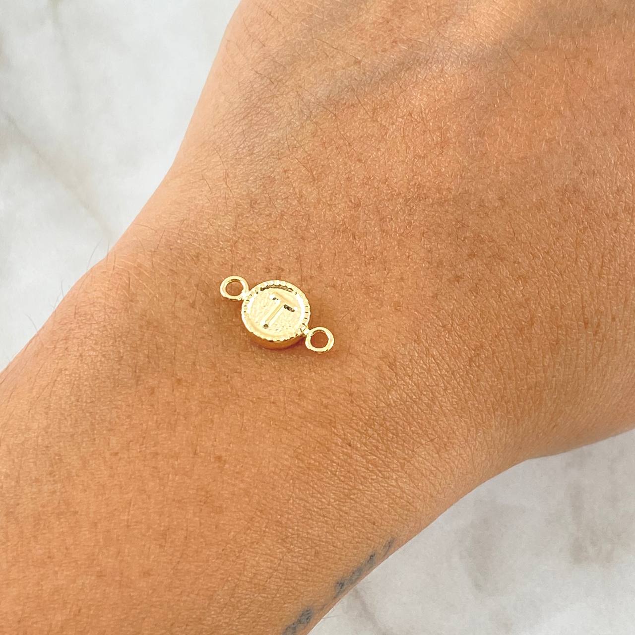 Herraje Letra T Mate 0.45gr / 1.4cm-Circulo Bordeado  Oro Amarillo 18K