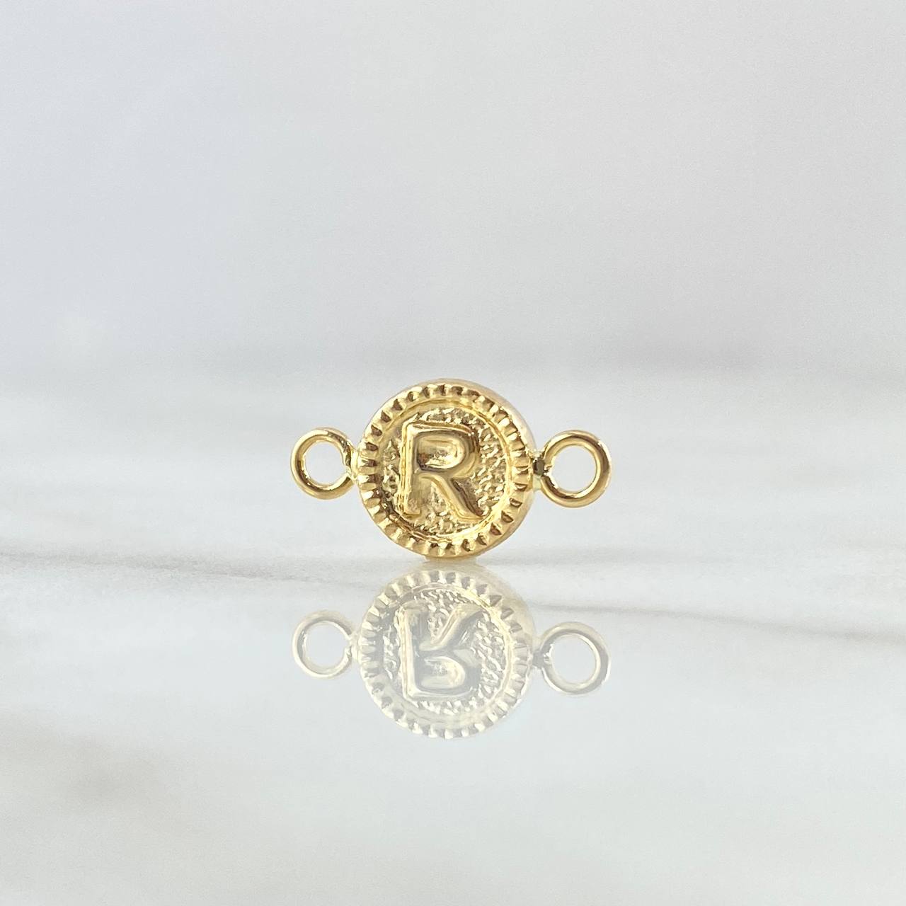 Herraje Letra R Mate Texturizado 0.45gr / 1.5cm / 8mm Circulo Bordeado Oro Amarillo 18K ©