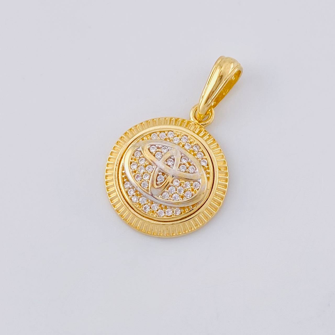Dije Marca De Carro 3.7 g / 2.8 cm Dos Oros Amarillo Blanco 18K