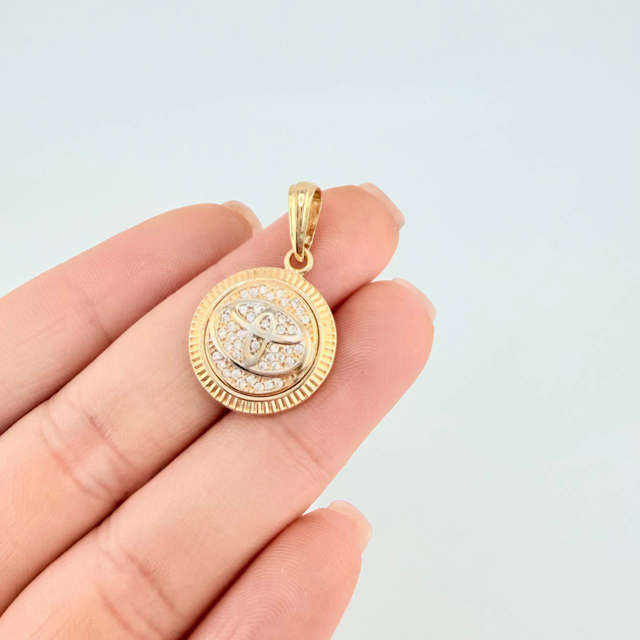 Dije Marca De Carro 3.7 g / 2.8 cm Dos Oros Amarillo Blanco 18K