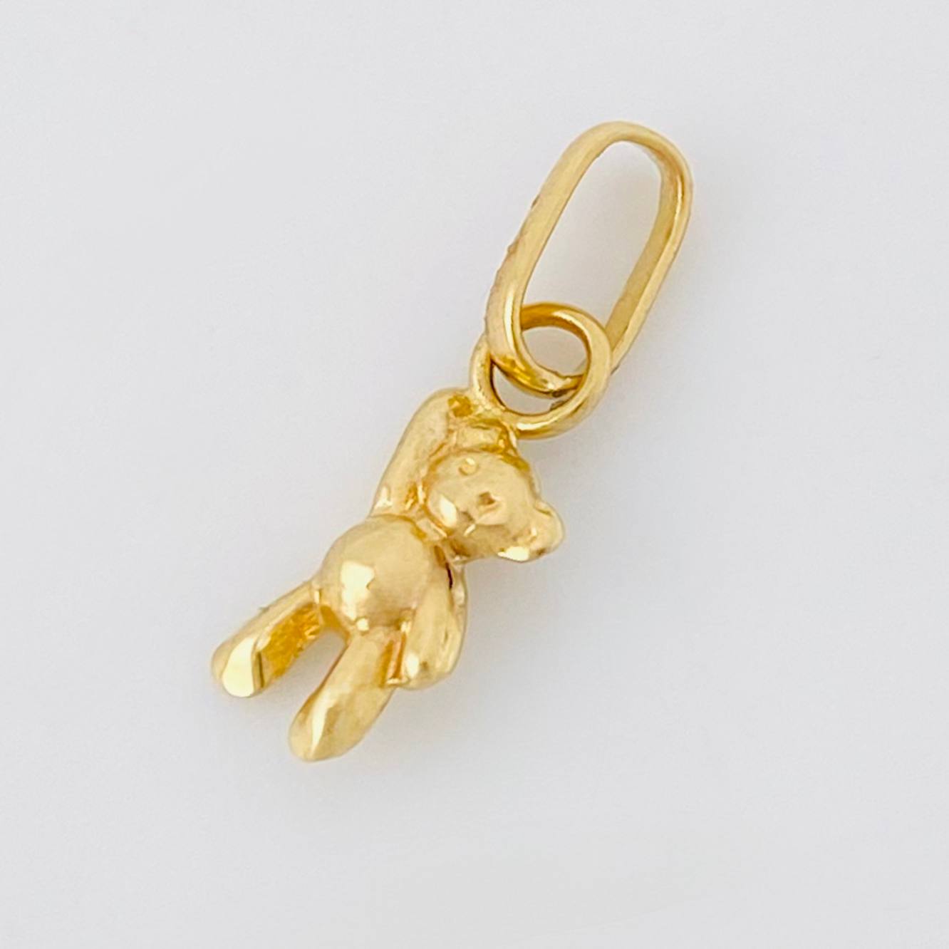 Dije Oso Mano Arriba 0.25 g / 1.4 cm Oro Amarillo 18K
