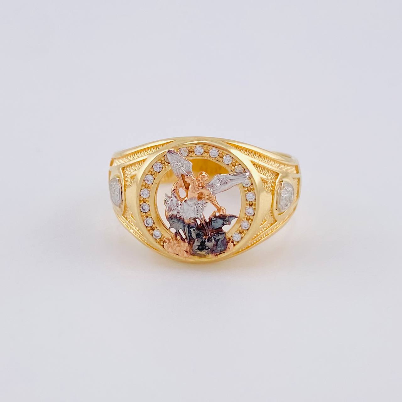 Anillo San Miguel Arcangel 6.15 g / T8 3/4 Tres Oros 18K