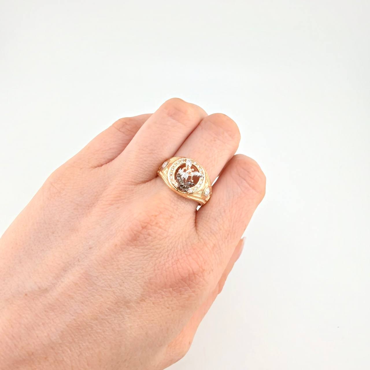 Anillo San Miguel Arcangel 6.15 g / T8 3/4 Tres Oros 18K