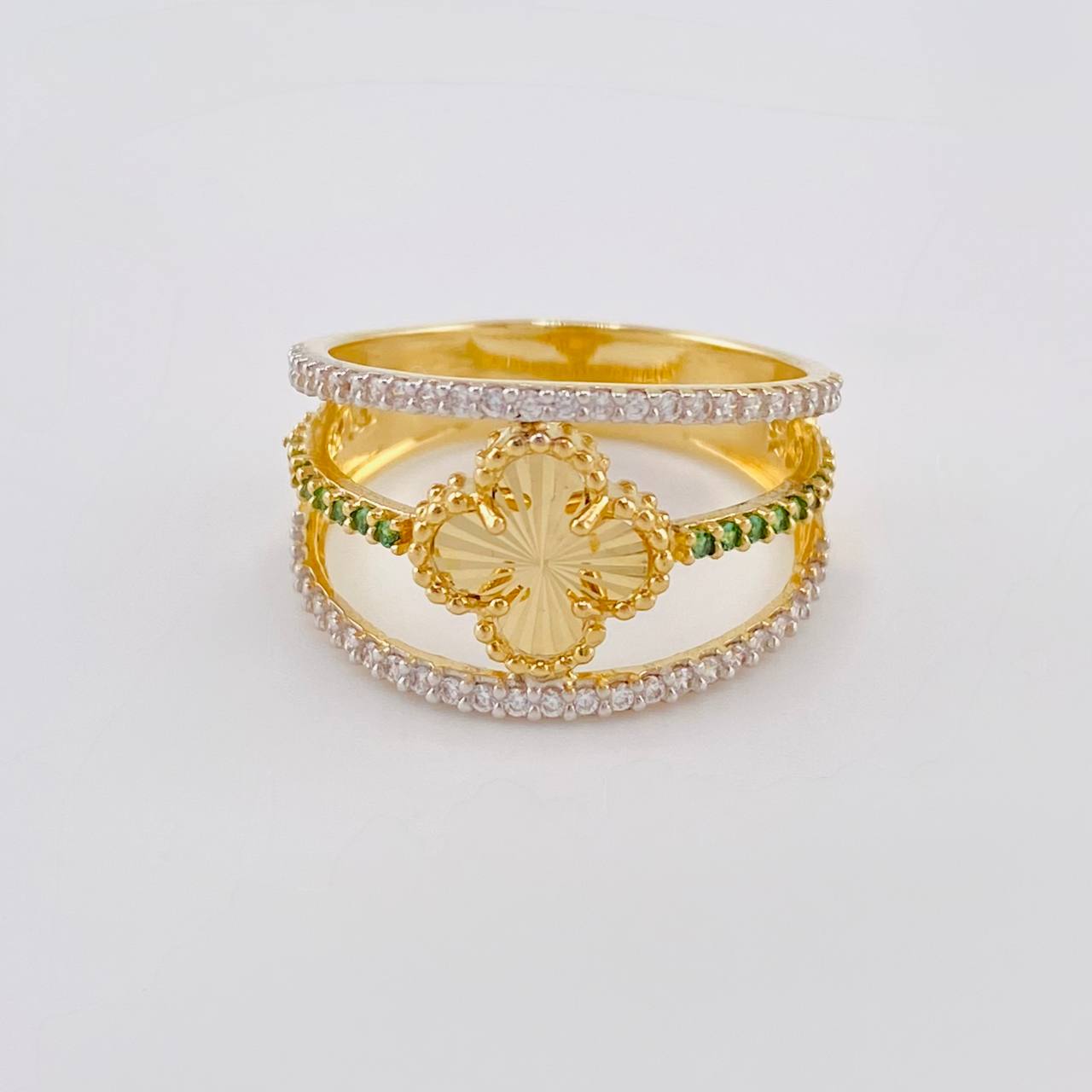 Anillo Trebol Tres Líneas 3.7 g / T7 1/2 Oro Amarillo 18K
