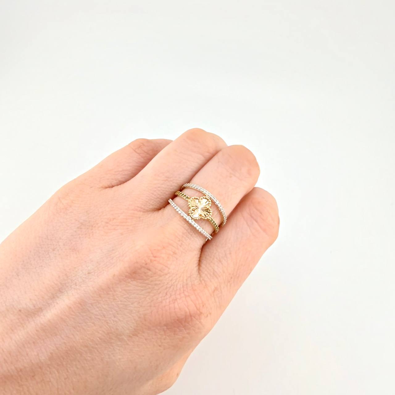 Anillo Trebol Tres Líneas 3.7 g / T7 1/2 Oro Amarillo 18K