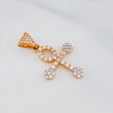 Dije Cruz 2.5 g / 3 cm Dos Oros Banco Rosa 18K