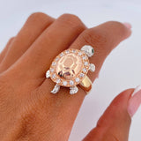 Anillo Tortuga 8.25gr / T7 1/4 / Circones Verdes Blancos Tres Oros 18K &
