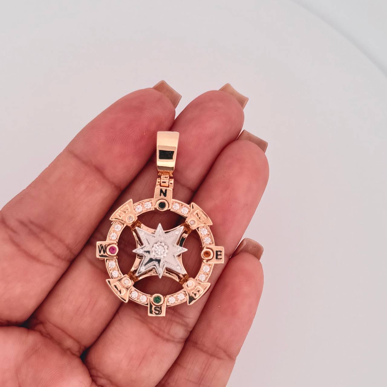 Dije Brujula 17.1gr / 4.3cm / Dos Oros Amarillo Blanco 18K ©