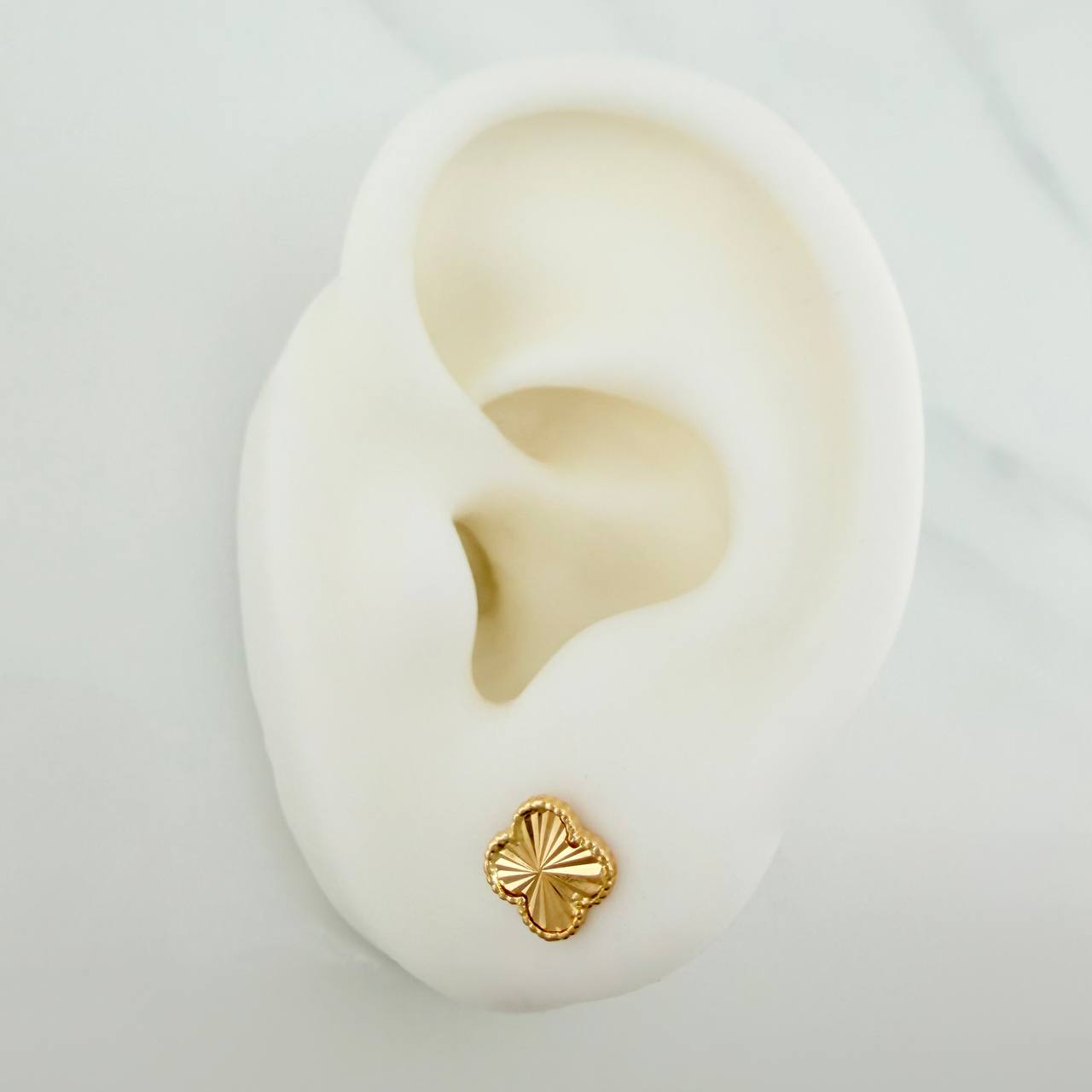 Topos Trebol 0.95gr / 6.6mm Oro Amarillo 18K &