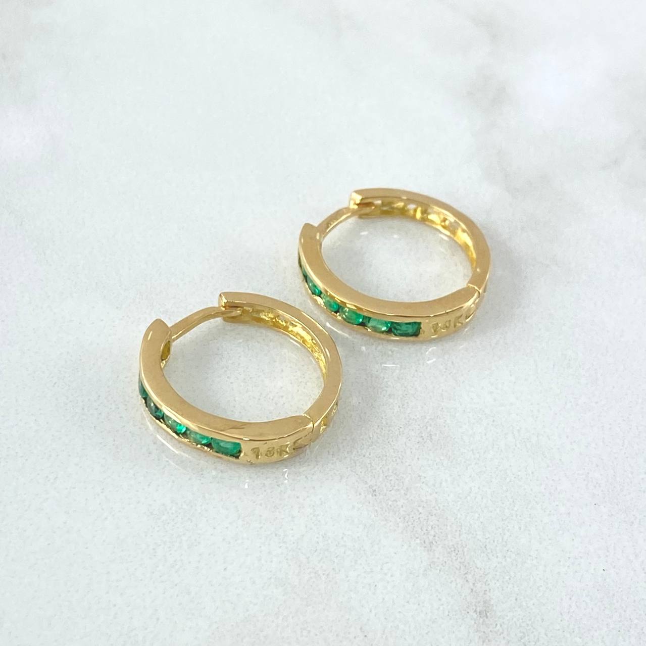 Candongas Carril Filigrana Interna 3.65gr / 1.7cm / Esmeraldas 60pts Oro Amarillo 18K (Joya)