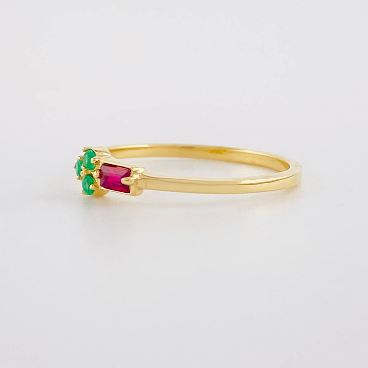 Anillo Flor Rectangular Rubí 8pts Esmeralda 3pts 1.45g / T6 Oro Amarillo 18K
