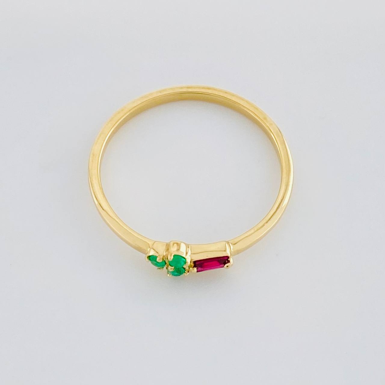 Anillo Flor Rectangular Rubí 8pts Esmeralda 3pts 1.45g / T6 Oro Amarillo 18K