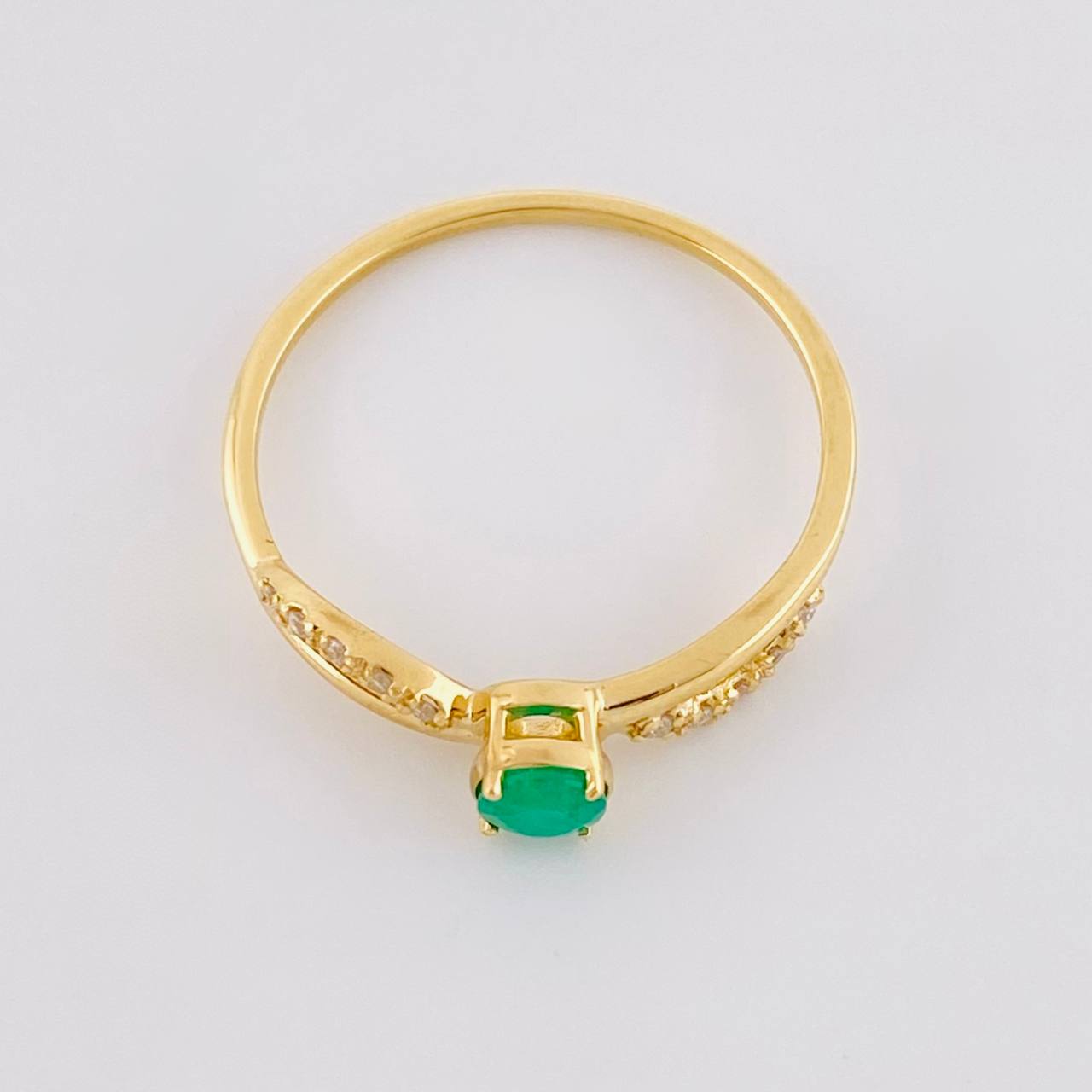 Anillo Solitario Entrelazado Esmeralda 20pts Diamante 5pts 1.6g / T6 Oro Amarillo 18K