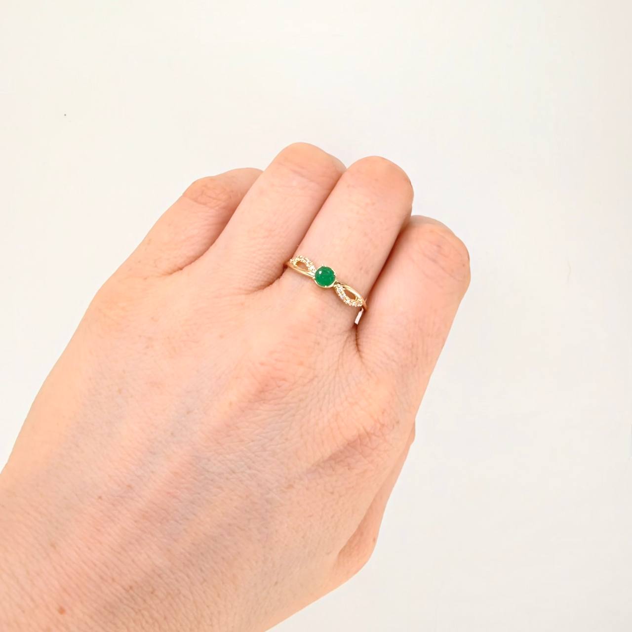 Anillo Solitario Entrelazado Esmeralda 20pts Diamante 5pts 1.6g / T6 Oro Amarillo 18K