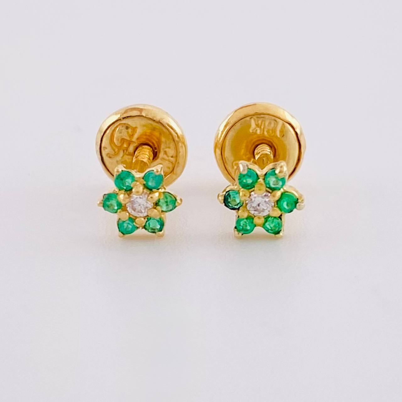 Topos Flor Esmeraldas 5pts Diamante 3pts 0.8g / 4.4mm Oro Amarillo 18K