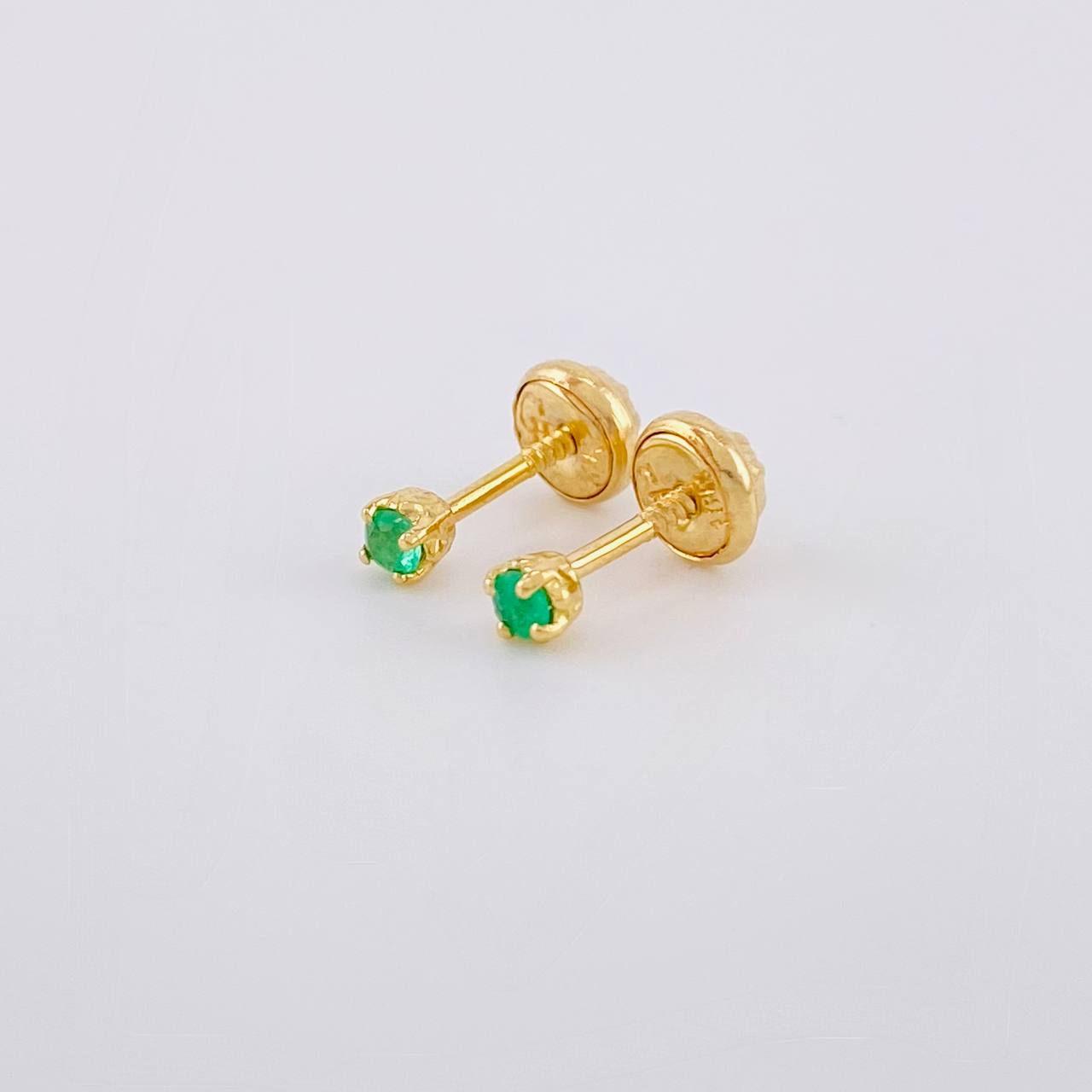 Topos Cuatro Garra Esmeraldas 9pts 0.8g / 2.8mm Oro Amarillo 18K