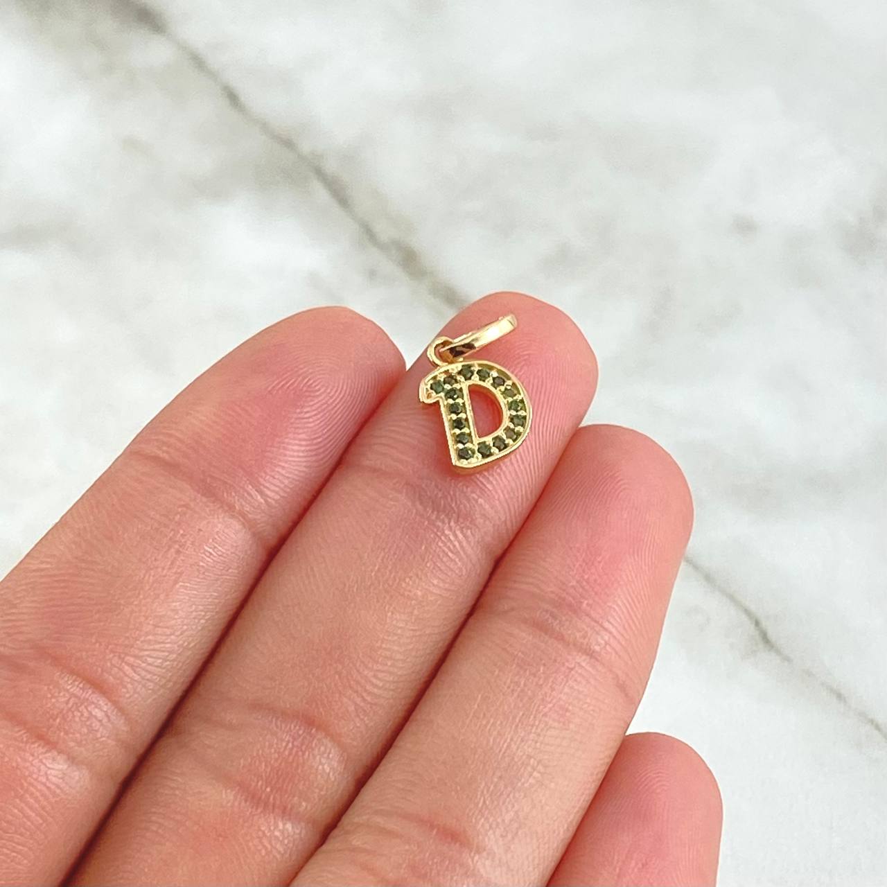 Dije Letra D 0.65gr / 1.5cm / Circones Verdes Oro Amarillo 18K