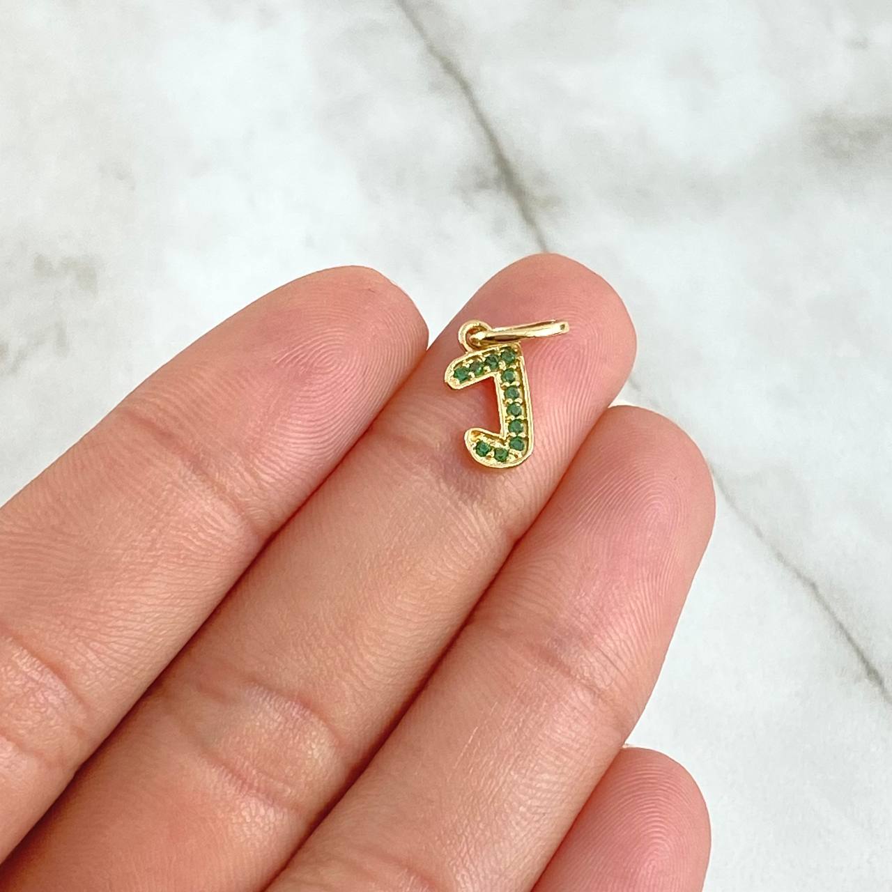 Dije Letra J 0.55gr / 1.8cm / Circones Verdes Oro Amarillo 18K ©