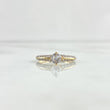 Anillo Solitario Vertebra Separada 2.05gr / T6 / Circones Blancos Dos Oros Amarillo Blanco 18K *