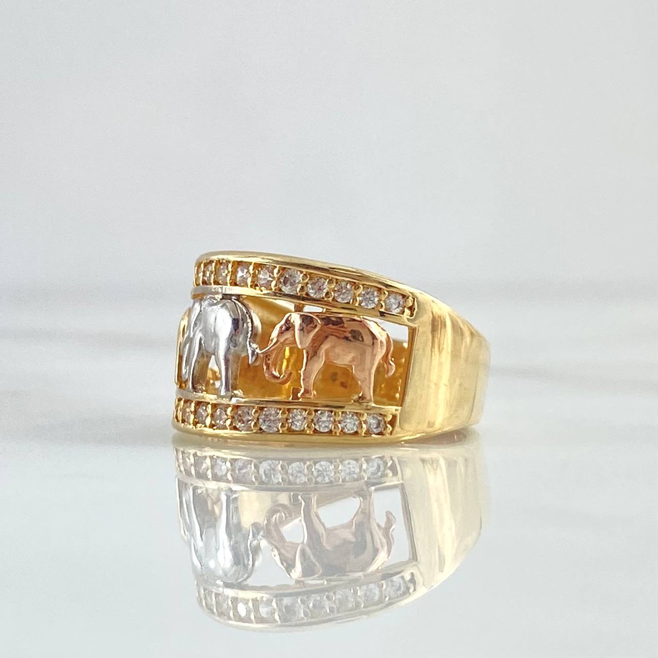 Anillo Tres Elefantes 6.05gr / T7 1/4 / Circones Blancos Tres Oros 18K
