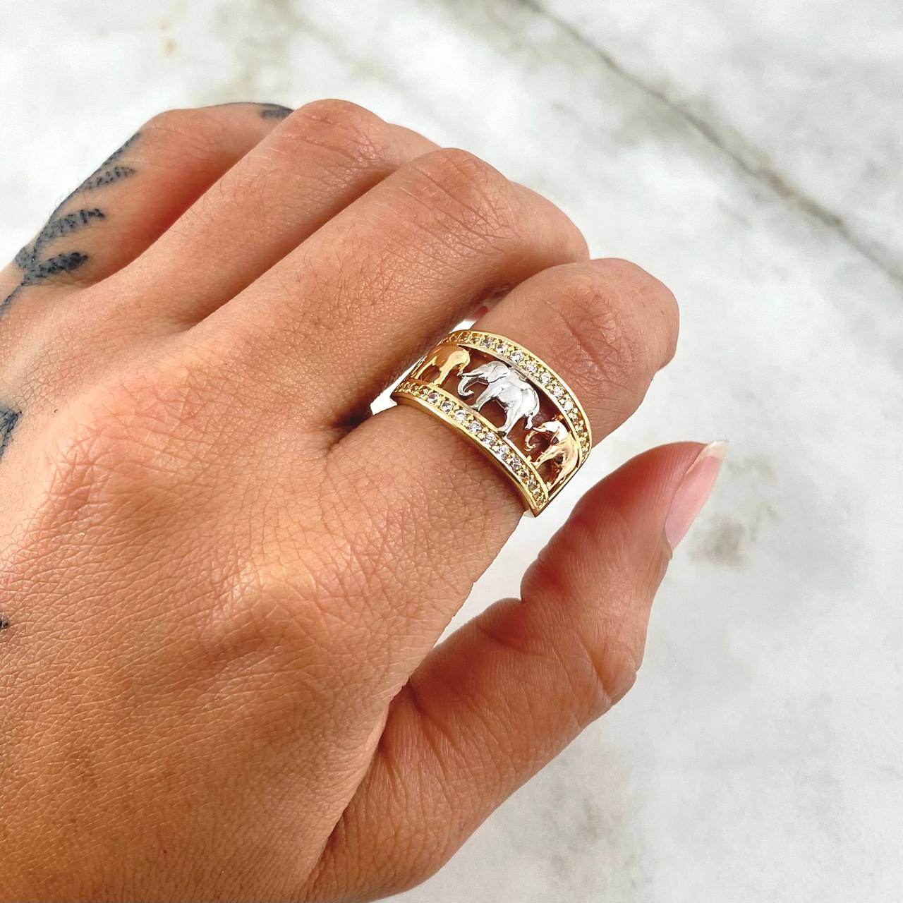 Anillo Tres Elefantes 6.05gr / T7 1/4 / Circones Blancos Tres Oros 18K