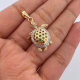 Dije Tortuga Articulada 4.15gr / 3cm / Circones Verdes Blancos Dos Oros Amarillo Blanco 18K $