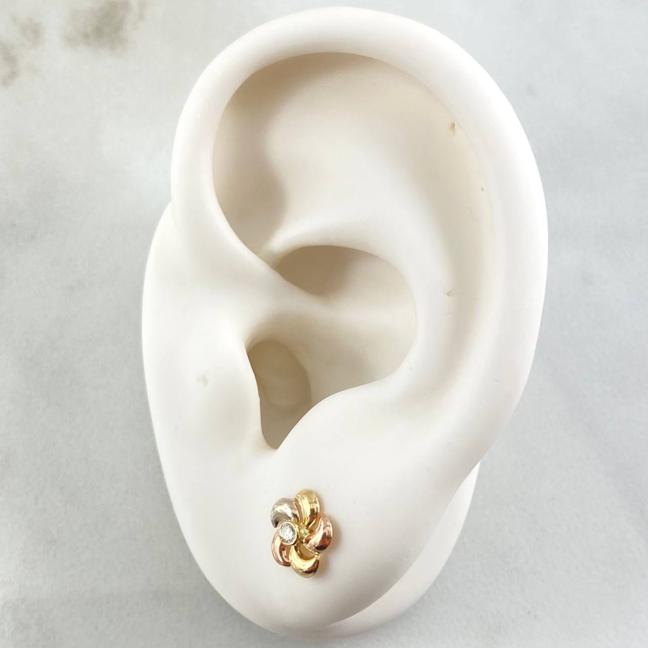 Topos Flor Helice 0.7gr / Tres Oros 18K ©
