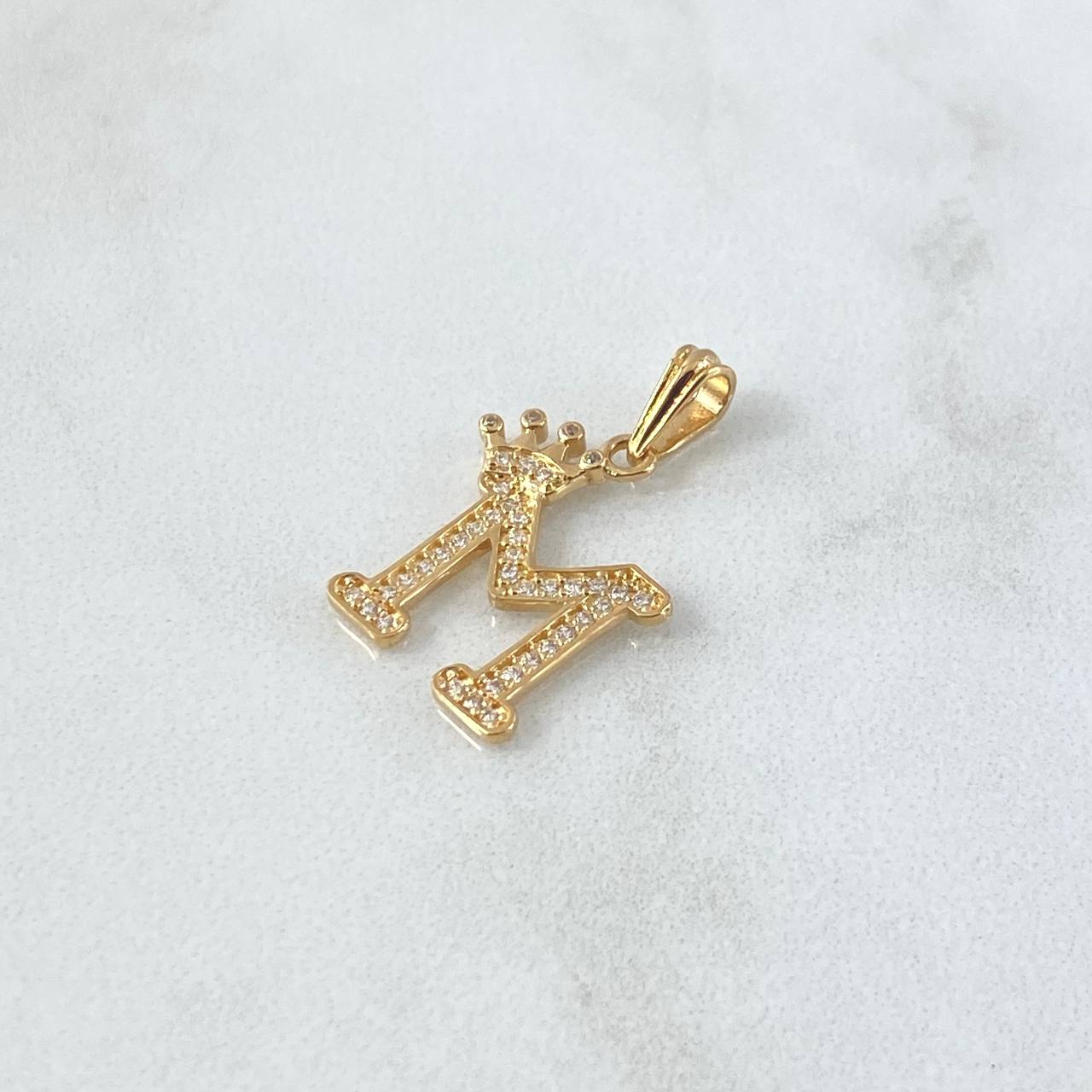 Dije Letra M Corona 1.45gr / 2.5cm / Circones Blancos Oro Amarillo 18K